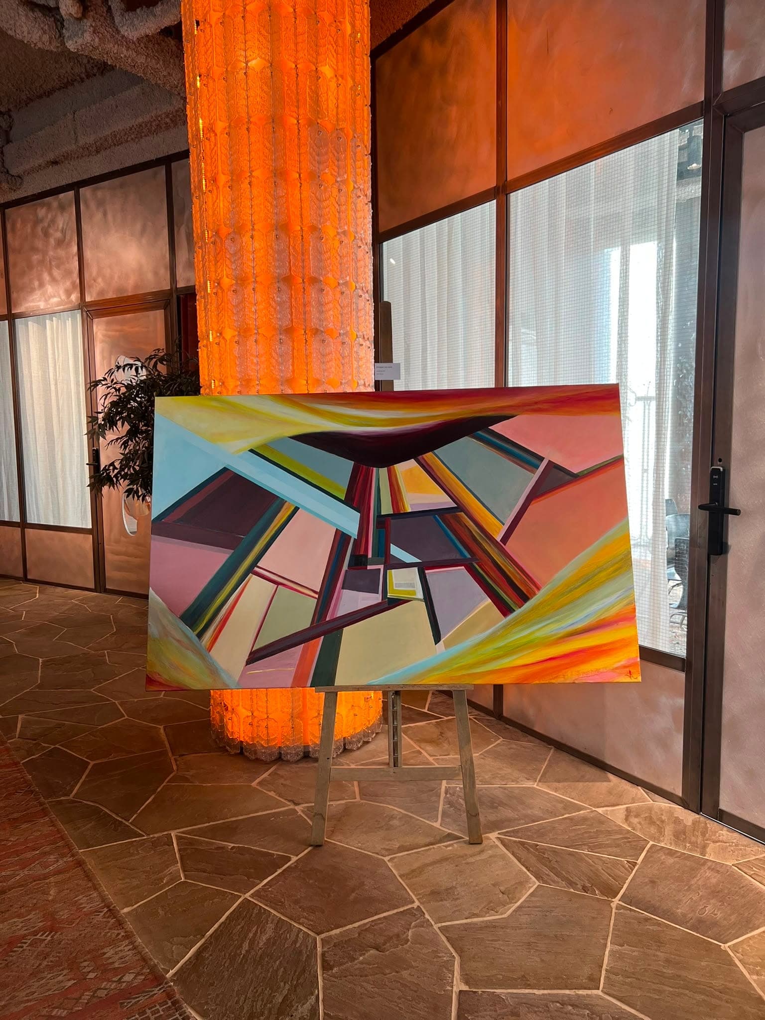 Toile abstraite sur chevalet, vernissage au Yust Liège