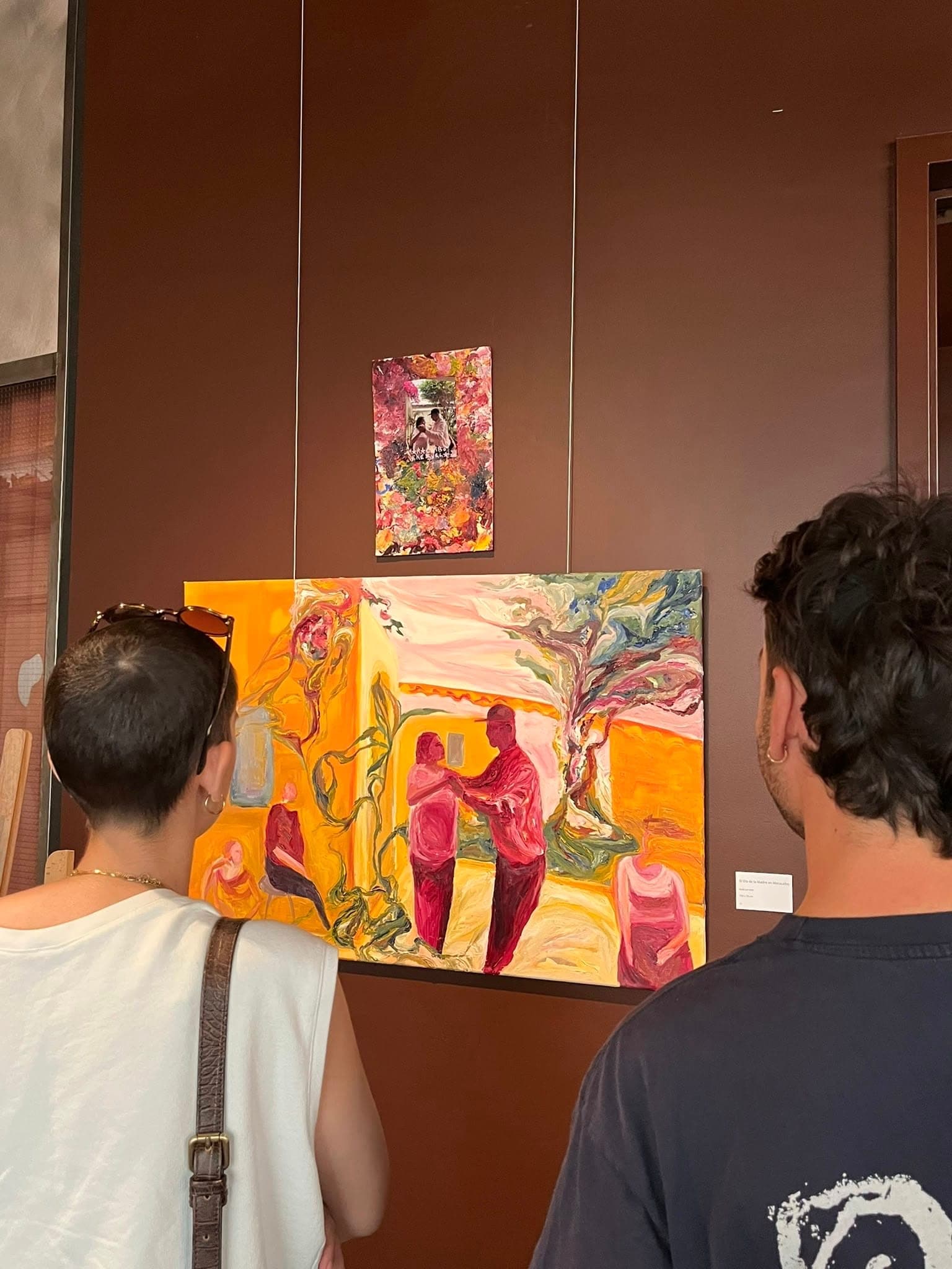 Deux visiteurs devant une toile, vernissage au Yust Liège